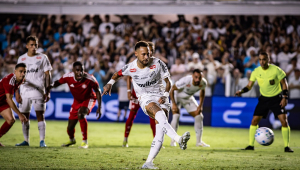 Em derrota do Santos, Neymar joga mal e não consegue impressionar Ancelotti