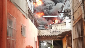 Incêndio de grandes proporções atinge galpão em Ramos, no Rio