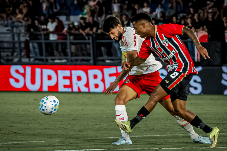 São Paulo vira sobre Red Bull Bragantino e segue líder do Brasileirão