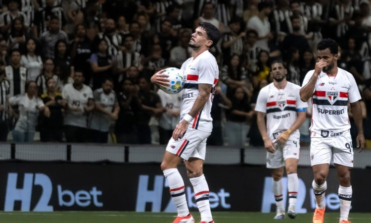 São Paulo perde para Atlético-MG e vê Palmeiras assumir a liderança do Brasileirão