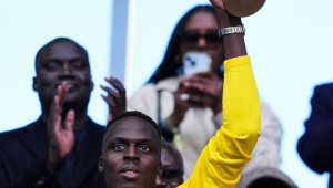 Senegal exibe troféu da Copa Africana das Nações em amistoso contra o Peru