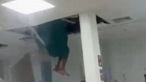Paciente tenta fugir pela ventilação de hospital e cai do teto; veja vídeo