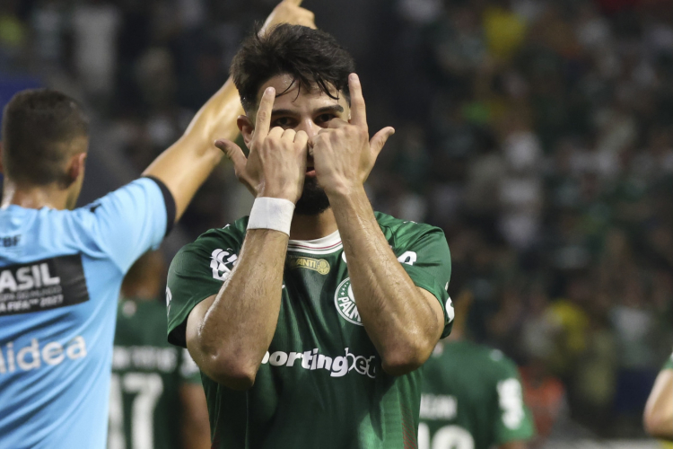 Palmeiras vence o Mirassol e se mantém vivo na briga pela ponta