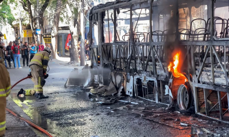 Trabalho do Corpo de Bombeiros em &ocirc;nibus que foi incendiado