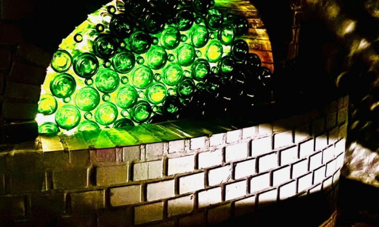 Conheça a história das adegas, espaço com elementos essenciais para a conservação do vinho