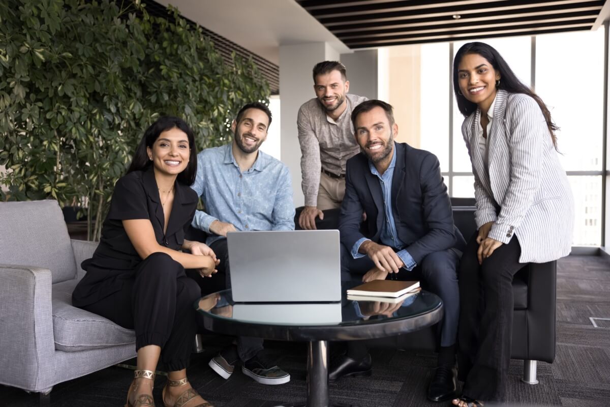 1º de abril: 6 mentiras do mundo corporativo que ainda moldam carreiras