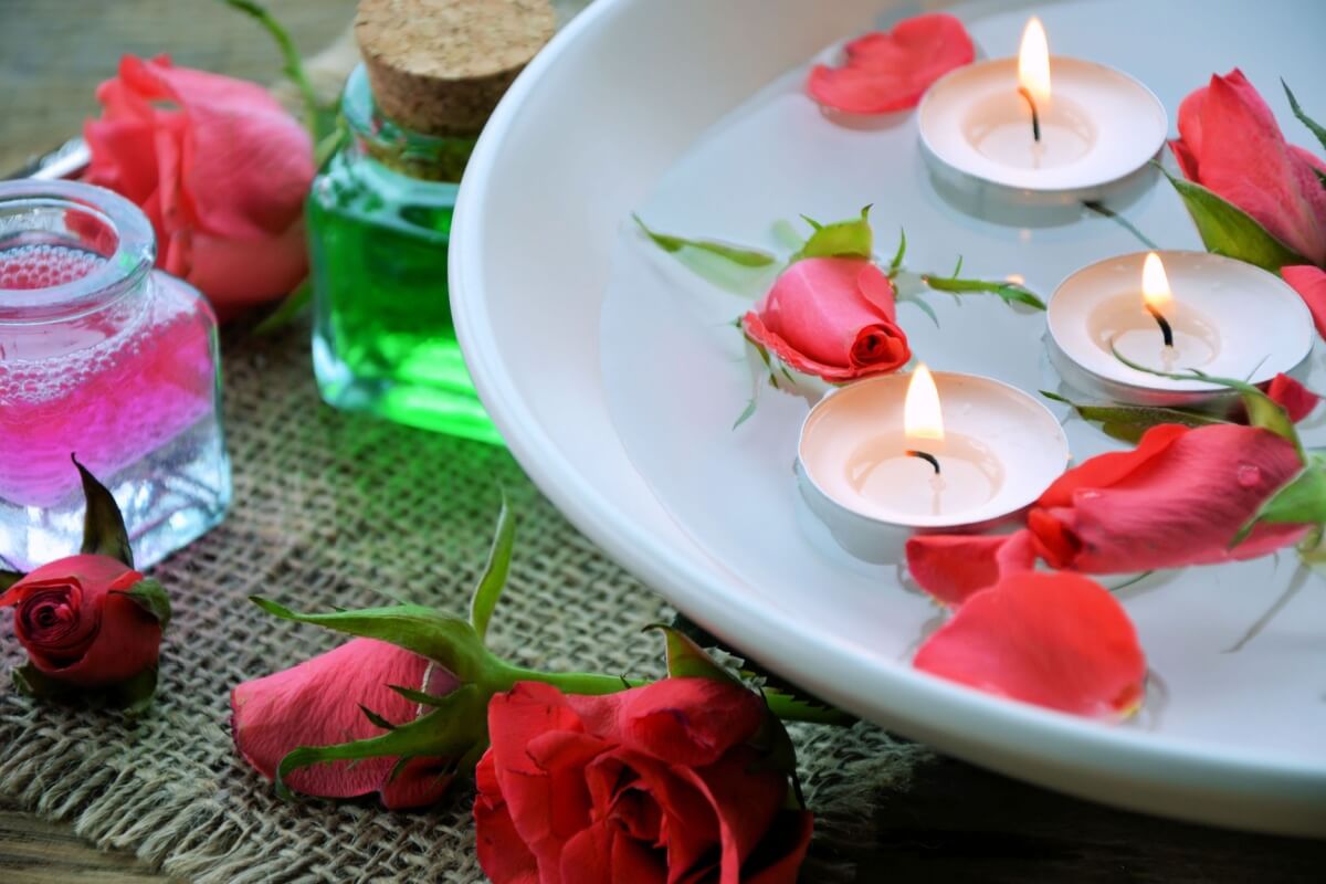 Banhos de atração na força de Pombagira atuam diretamente na autoestima, no encanto e na abertura para relações 