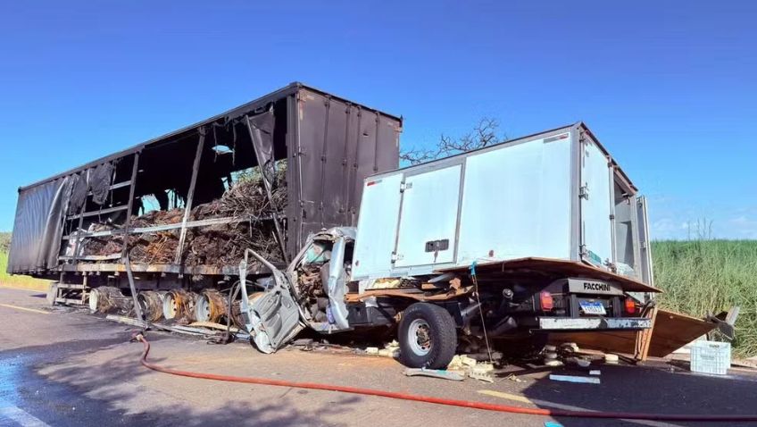 Acidente entre caminhão e carreta em Sacramento, MG