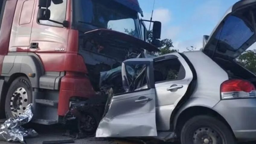 Acidente entre carreta e um carro em Minas Gerais