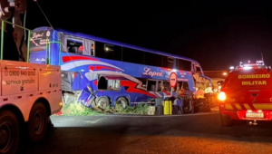 Acidente entre ônibus com religiosos e uma carreta deixa 2 mortos e 30 feridos em MG
