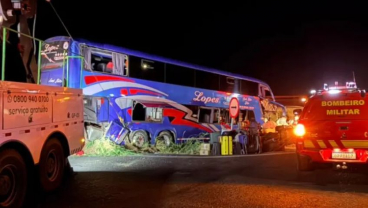 Acidente entre ônibus e carreta em Minas Gerais