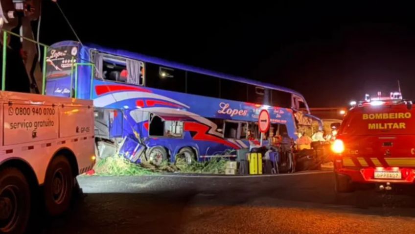 Acidente entre ônibus e carreta em Minas Gerais