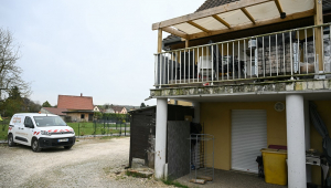 Nu e desnutrido: menino é resgatado após ser preso pelo pai em van por 1 ano