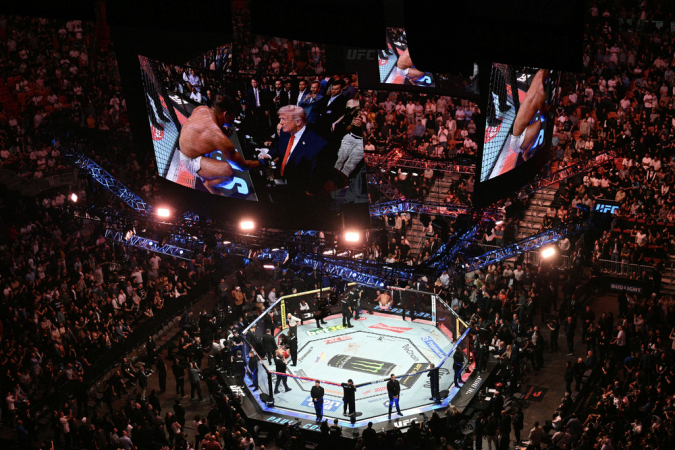 O brasileiro Paulo Costa aperta a mão do presidente dos EUA, Donald Trump, após derrotar o russo Azamat Murzakanov em uma luta de peso meio-pesado durante o UFC 327 no Kaseya Center em Miami, em 11 de abril de 2026