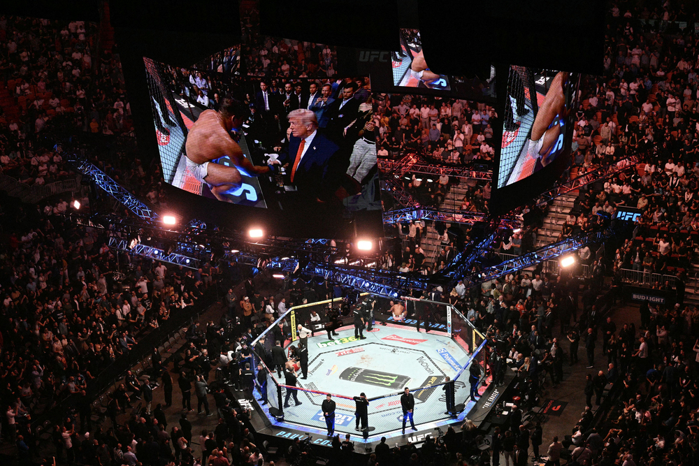 O brasileiro Paulo Costa aperta a mão do presidente dos EUA, Donald Trump, após derrotar o russo Azamat Murzakanov em uma luta de peso meio-pesado durante o UFC 327 no Kaseya Center em Miami, em 11 de abril de 2026