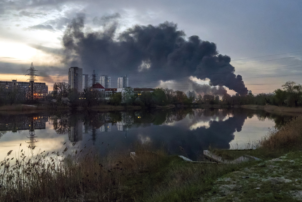 Fumaça sobe acima de edifícios após um ataque aéreo em Kyiv em 16 de abril de 2026, em meio à invasão russa da Ucrânia. Uma barragem massiva de drones e mísseis russos matou pelo menos 16 pessoas em cidades por toda a Ucrânia, passados mais de quatro anos de guerra e com as negociações de paz paralisadas, afirmaram autoridades ucranianas em 16 de abril de 2026.