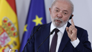 ‘Acontece um Hitler’, diz Lula sobre retrocessos na democracia