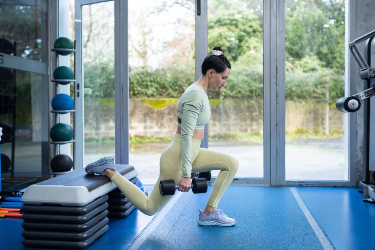O agachamento búlgaro é uma opção completa para quem busca fortalecer os membros inferiores 