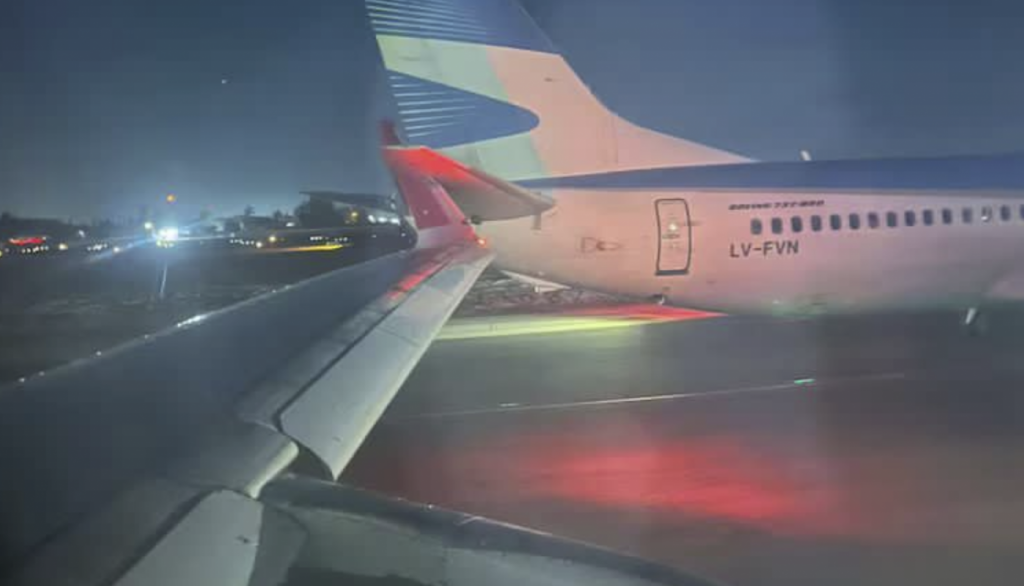 Avião que partiria de Santiago para SP colide com outra aeronave na pista