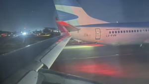 Avião que partiria de Santiago para SP colide com outra aeronave na pista