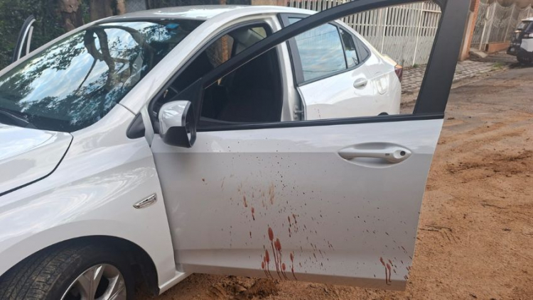 Carro foi atingido após briga de trânsito