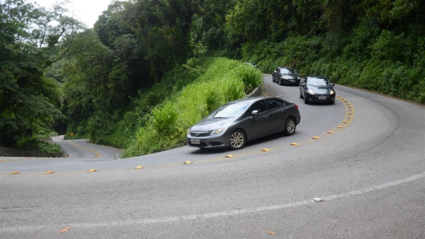 Carro na descida da serra
