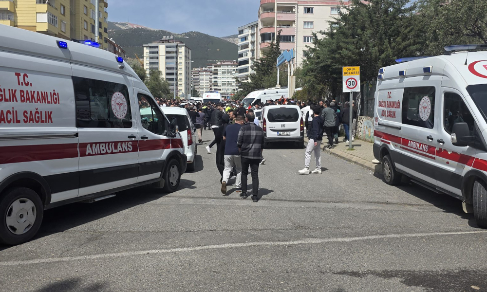 Ambulâncias de socorristas estacionadas ao lado de uma escola em Kahramanmaras, no sul da Turquia