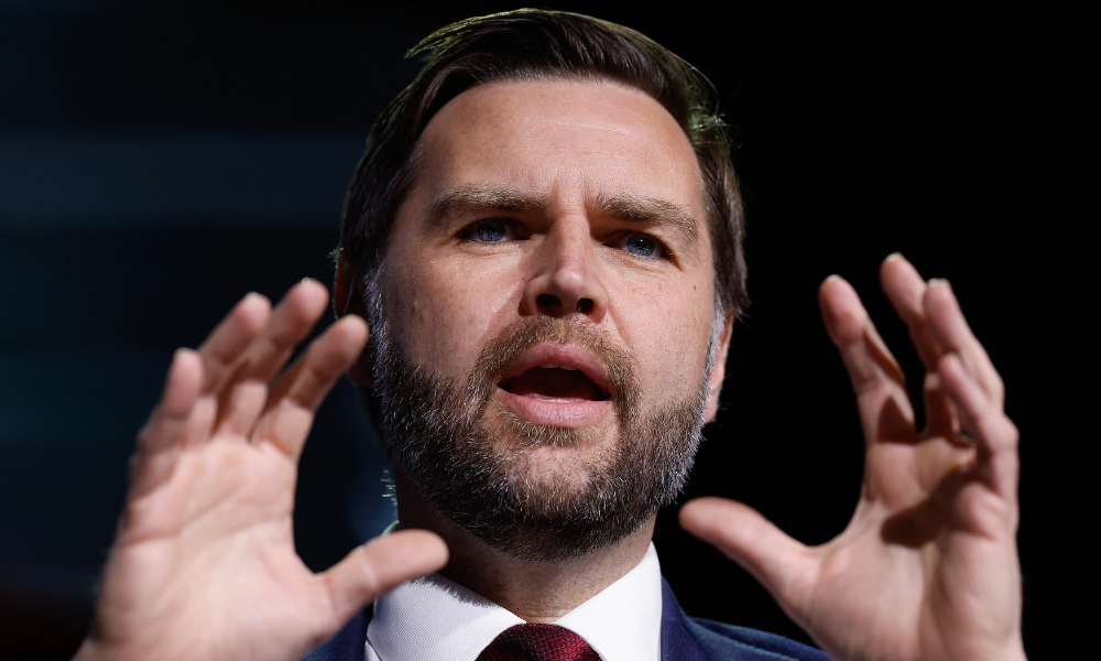 Vice-presidente dos Estados Unidos, JD Vance, afirma que o papa Leão XIV deveria 'ter cuidado' ao falar de teologia