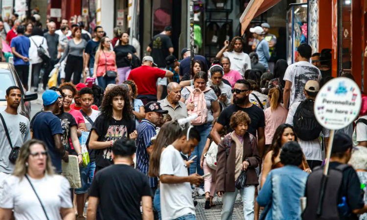 ​População no Brasil cresce em ritmo menor e está envelhecendo