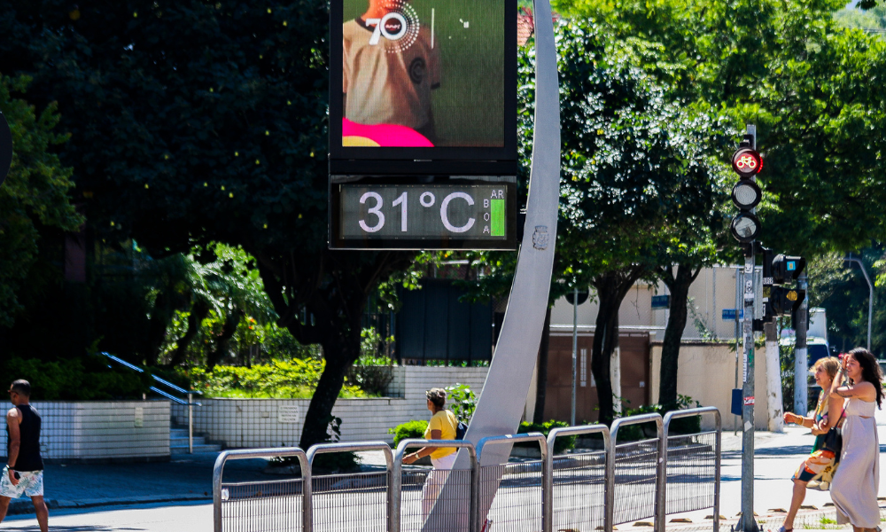 Termômetro marcando 31° graus na Vila Clementino, zona sul de São Paulo, no último dia 28