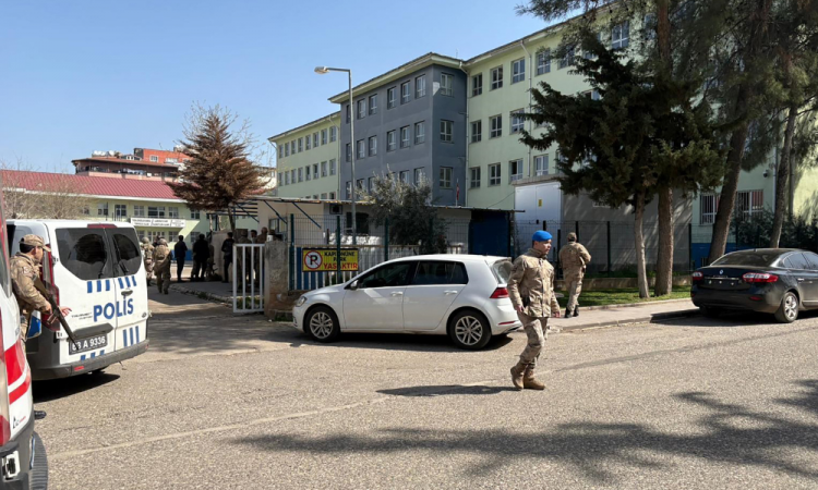 Segurança reforçada das forças especiais em torno de uma escola no sudeste da Turquia, onde aconteceu um atentado nesta terça-feira (14)