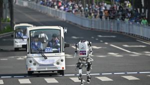 Robô humanoide vence meia-maratona na China e supera recorde mundial humano