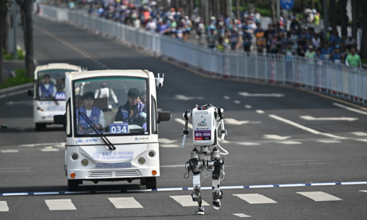 Robô e seus engenheiros participam da segunda Meia Maratona E-Town de Pequim e da Meia Maratona Humanoide neste domingo (19)
