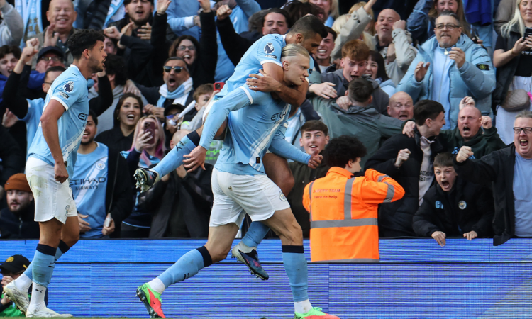 Atacante do Manchester City Erling Haaland comemora ap&oacute;s marcar o segundo gol de sua equipe durante a partida contra o Arsenal pela Premier League