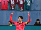 Son Heung-min comemora o primeiro gol de sua equipe durante um amistoso de futebol entre Coreia do Sul e Bol&iacute;via em Daejeon, em 14 de novembro de 2025