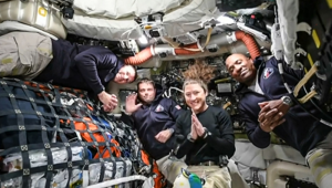 Rumo à lua, astronautas Artemis II acionam motores e deixam a órbita terrestre