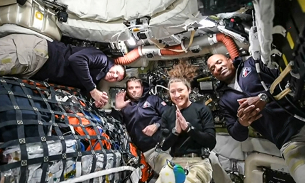 Captura de tela da transmissão da NASA mostra os quatro membros da tripulação da Artemis II, enquanto se dirigem para orbitar a Lua pela primeira vez em mais de meio século