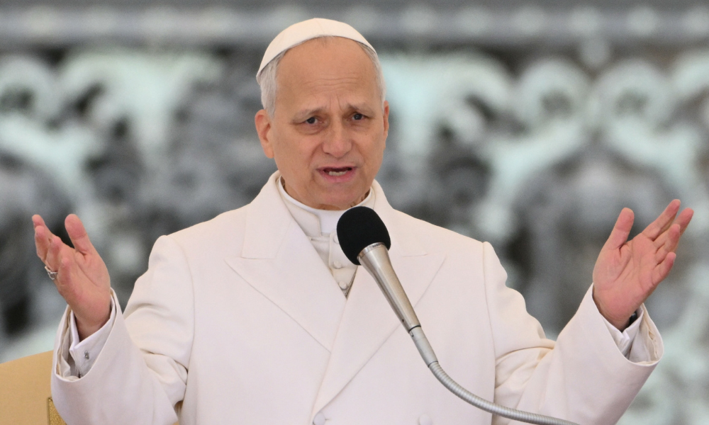 Papa Leão XIV gesticula enquanto realiza sua audiência geral semanal na Praça de São Pedro, no Vaticano, na quarta-feira (1º)