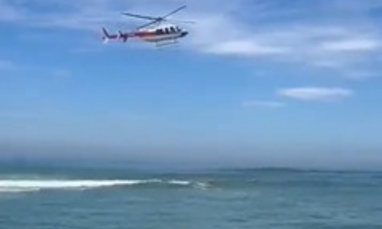 Helicóptero cai no mar da Barra da Tijuca, e três pessoas são resgatadas