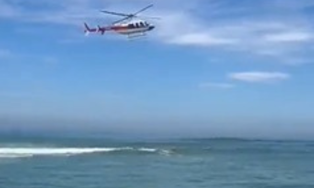 Helicóptero cai no mar da Barra da Tijuca, e três pessoas são resgatadas