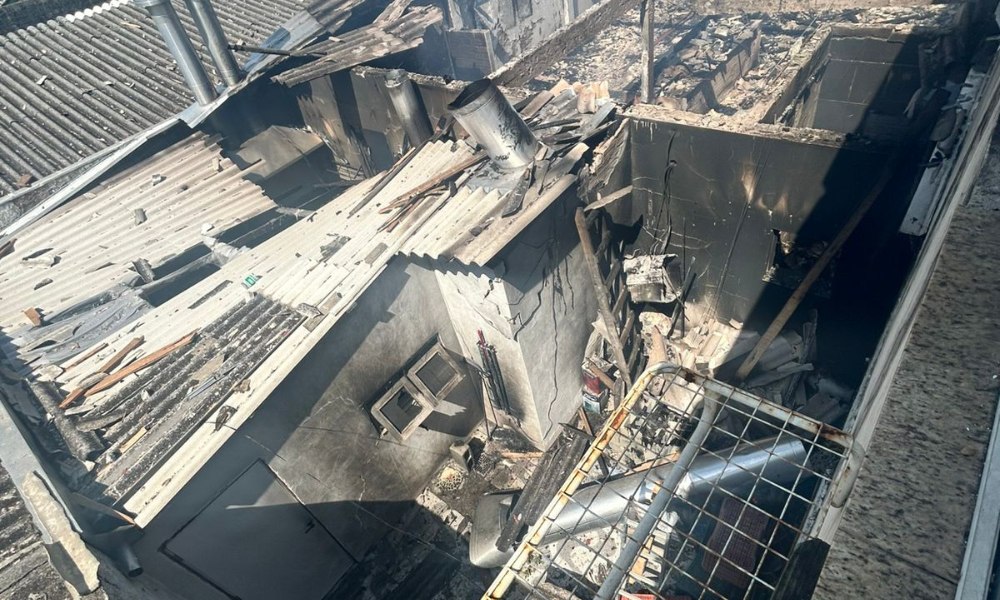 Restaurante fica destruído após um avião de pequeno porte cair sobre o local em Capão da Canoa, no Rio Grande do Sul