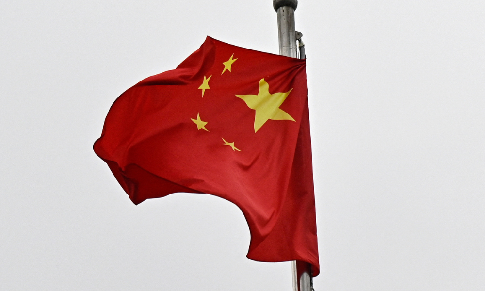 Bandeira da China tremula ao vento em uma rua ao redor do Grande Salão do Povo, em Pequim, no dia 4 de março