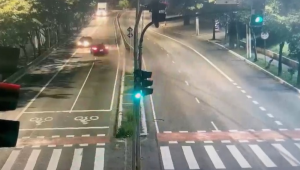 Vídeo mostra batida de Porsche na contramão na zona leste de SP; assista