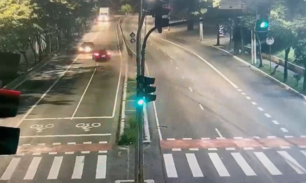 Vídeo mostra batida de Porsche na contramão na zona leste de SP