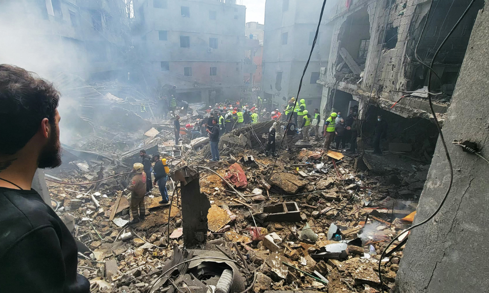 Equipes de resgate procuram sobreviventes no local de um ataque israelense no bairro de Jnah, em Beirute, neste domingo (5)