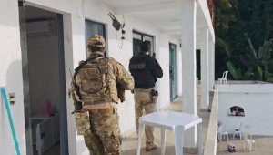 Operação no RJ deixa pessoas ilhadas em morro após tiroteio e prende operadora de facção