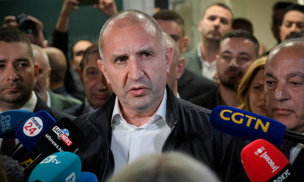 Líder da coligação 'Bulgária Progressista' e ex-presidente Rumen Radev fala à imprensa na sede do seu partido após o encerramento das eleições parlamentares da Bulgária