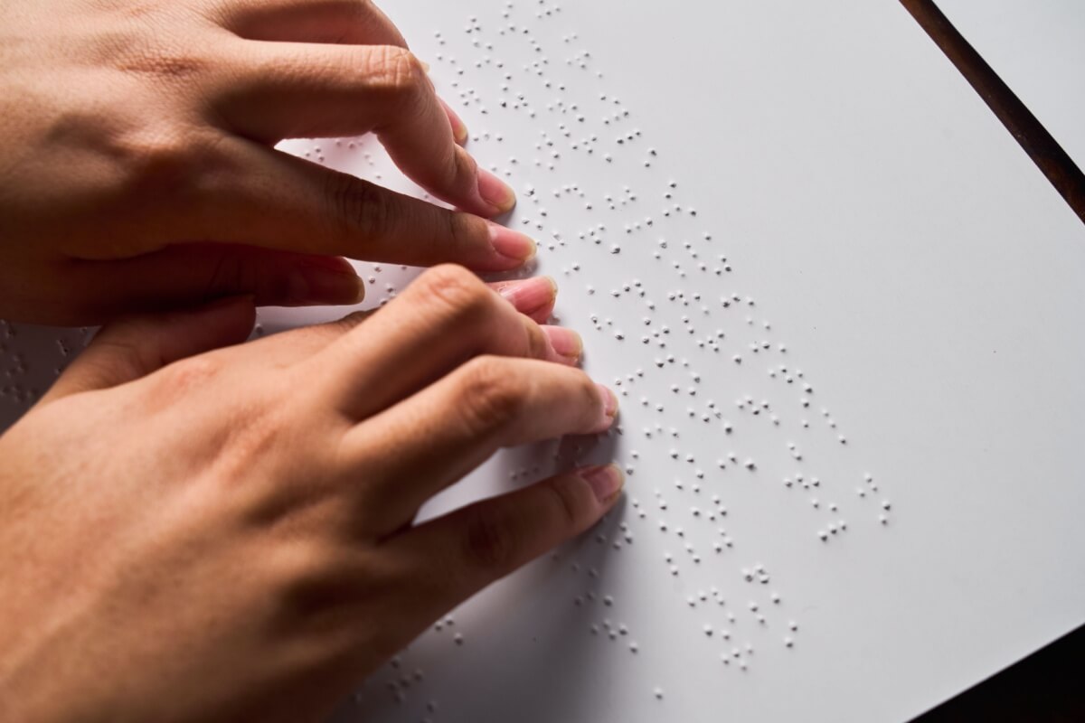 O contato com o braille desde a infância promove aprendizado, desenvolvimento da linguagem, autonomia e participação escolar em condições de equidade 
