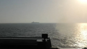 Veja o momento em que a marinha dos EUA ataca e captura navio do Irã