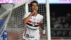 Com três de Ferreirinha, São Paulo goleia Cruzeiro, dorme na vice-líder e alivia pressão sobre Roger